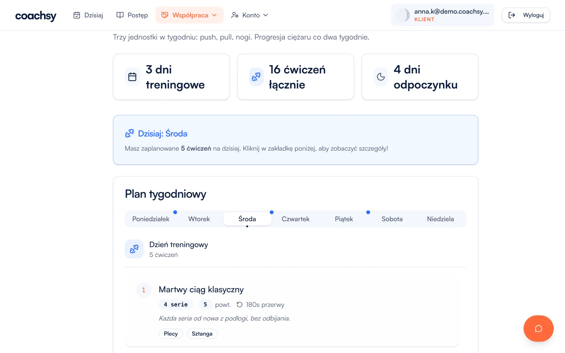 Plan treningowy klienta w Coachsy: podział na dni tygodnia i lista ćwiczeń z seriami, powtórzeniami i wskazówkami techniki.